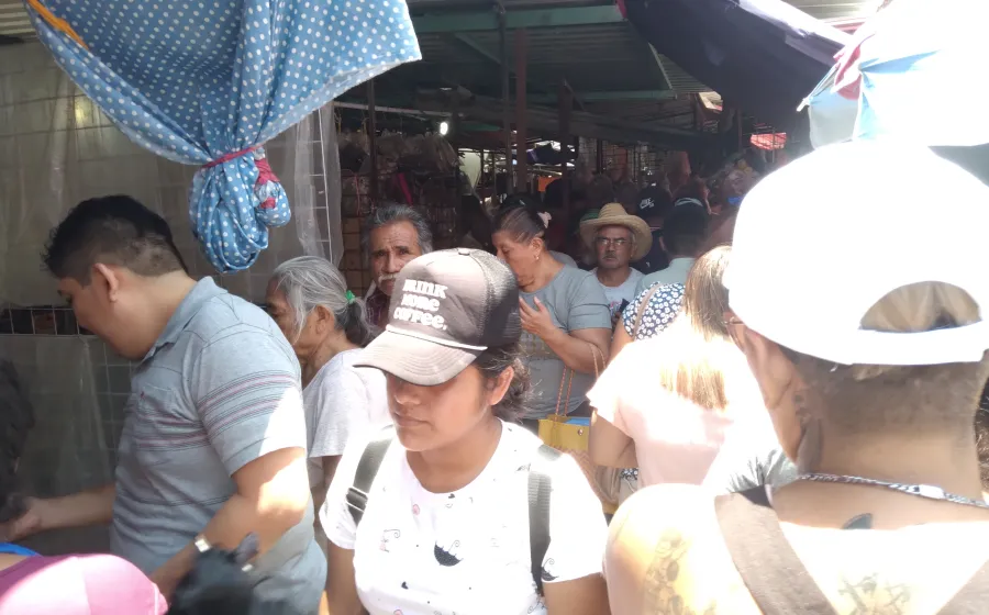 Cada vez hay menos espacio es las calles de Tehuantepec debido al avance del comercio informal. 
