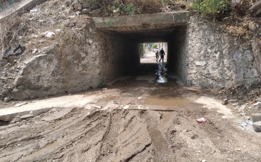 Vecinos del barrio San Sebastián se oponen a que se abran zanjas debajo de la vieja infraestructura. 