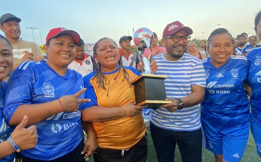 Tigres Pochutla, campeón de la categoría de mamás.