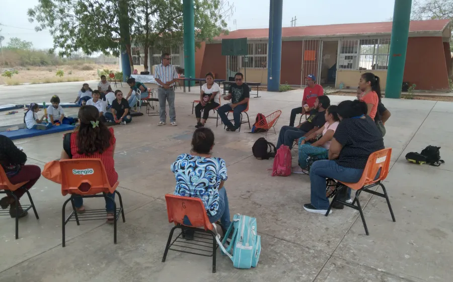 Padres de familia y personal docentes se encuentran preocupados ante la posibilidad de que la escuela se quede sin energía eléctrica por falta de pago. 