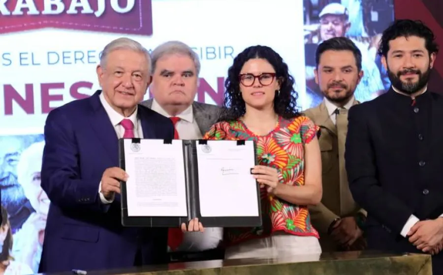 El presidente AMLO durante la firma del decreto. Foto: Agencias