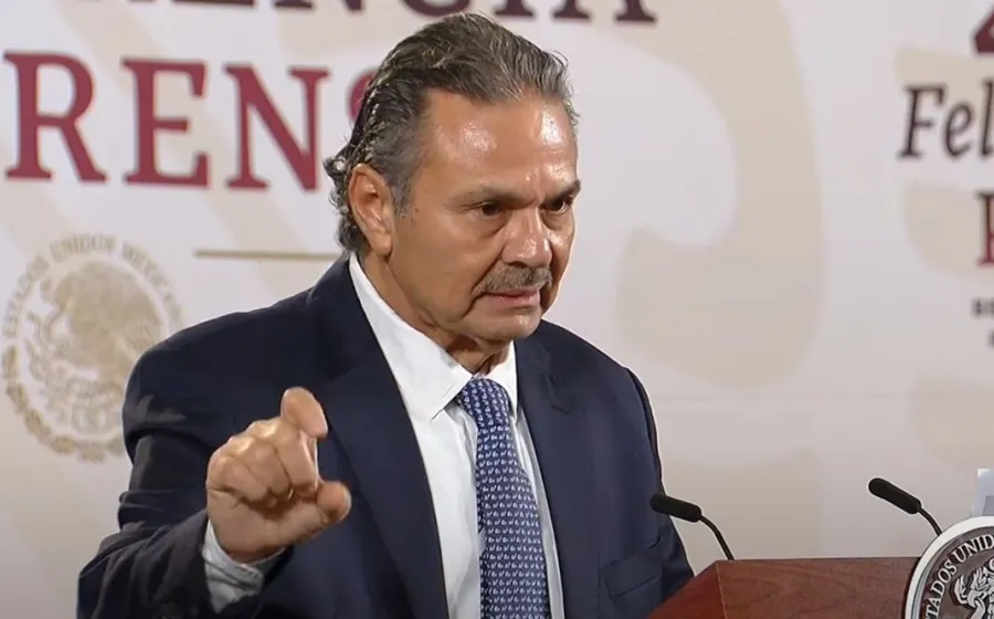 El director de Pemex Octavio Moreno Oropeza, informó que habrá una denuncia a exfuncionarios de la petrolera por "facilitar" el pago de pensión y de seguro. Foto: Agencias