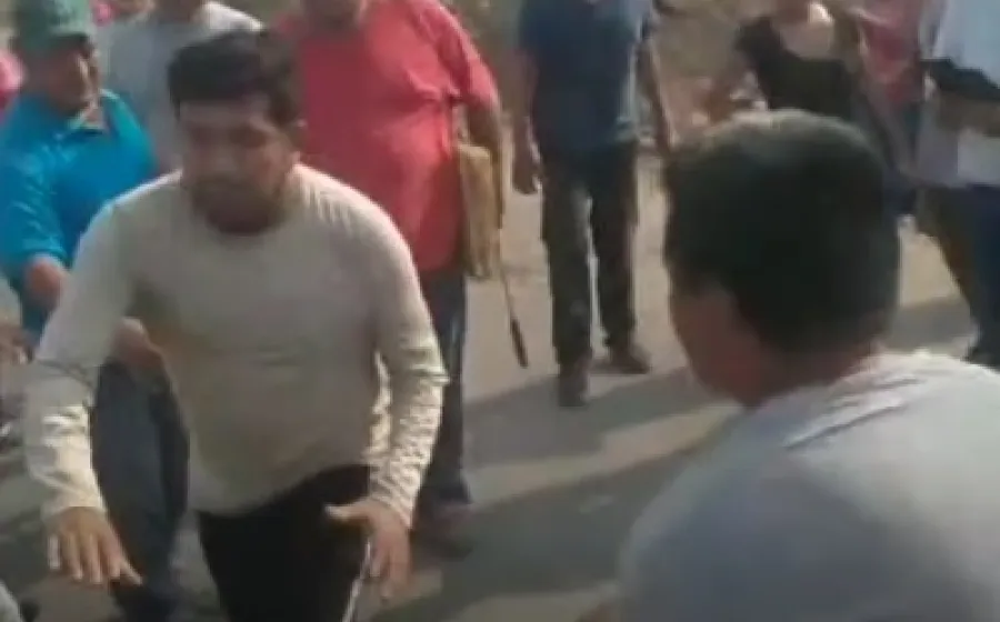 Los uniformados provocaron lesiones a un activista al que arrastraron para forzarlo a detener la manifestación.