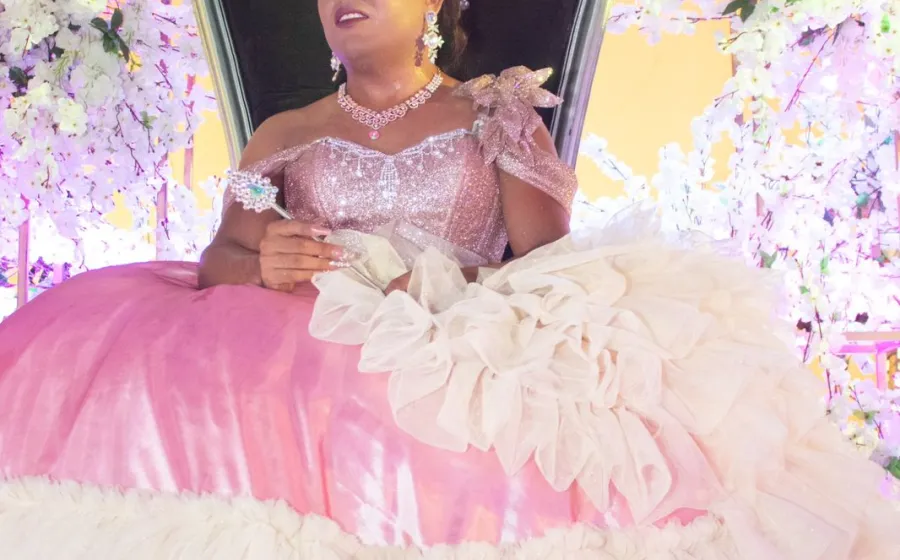 Renata Castro fue coronada reina de la Vela Gay Sol en Luna, en Tehuantepec.