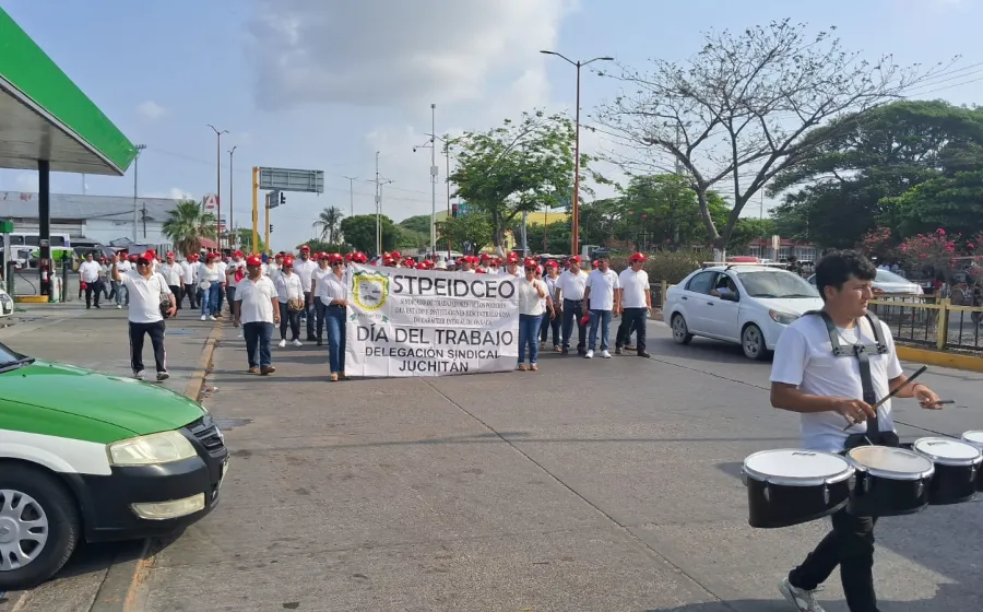 Obreros, burócratas, maestros y organizaciones civiles pidieron respeto a sus derechos laborales.