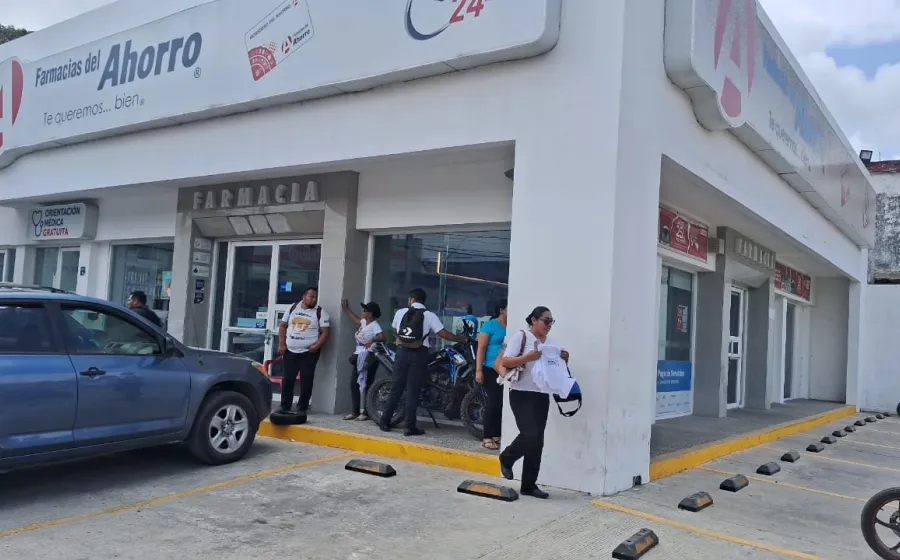 La ex empleada dijo que fue citada en un sitio ajeno a su trabajo.