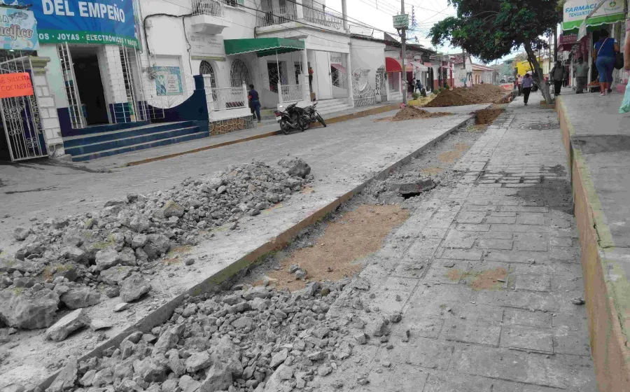 Apenas cambiaron el drenaje en la Juana C Romero, sigue siendo funcional. Por falta de planeación vuelven romper el concreto para otra línea.