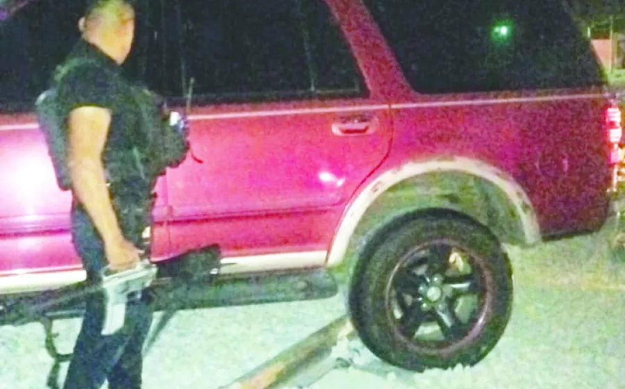 El conductor manejaba en estado de ebriedad y abandonó la camioneta y huyó del lugar.