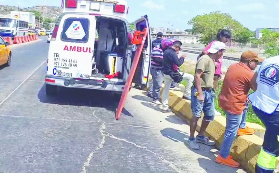Paramédicos de la CNE rescataron al motociclista del canal pluvial.