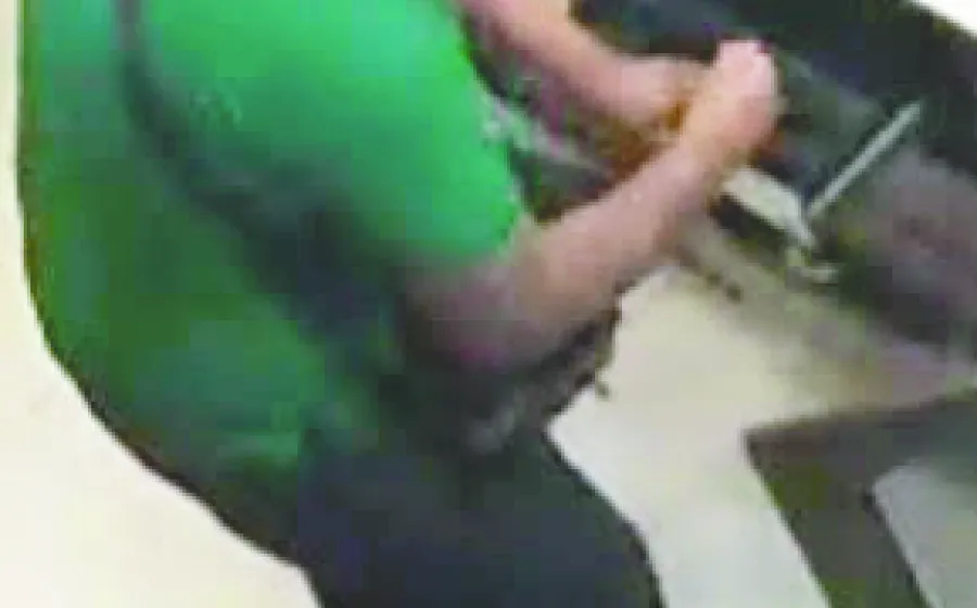 Un maleantes en cuestión de minutos asaltó dos Oxxos.