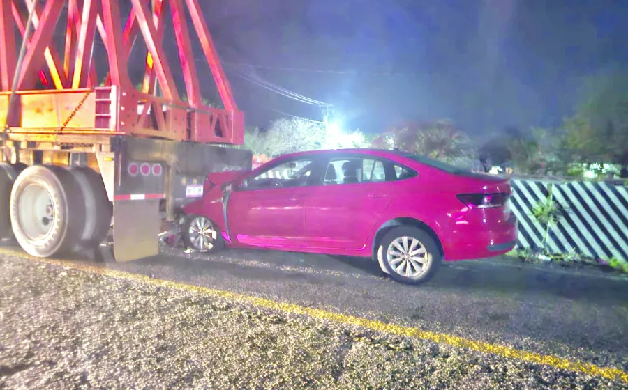 Con el apoyo de una grúa fue retirada la unidad del motor siniestrada.