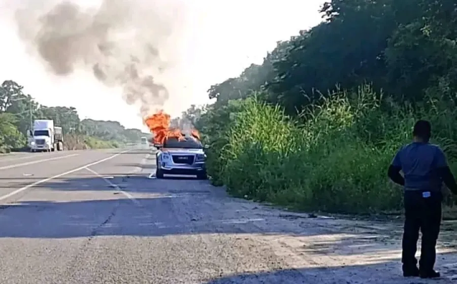 incendio_camioneta_blanca