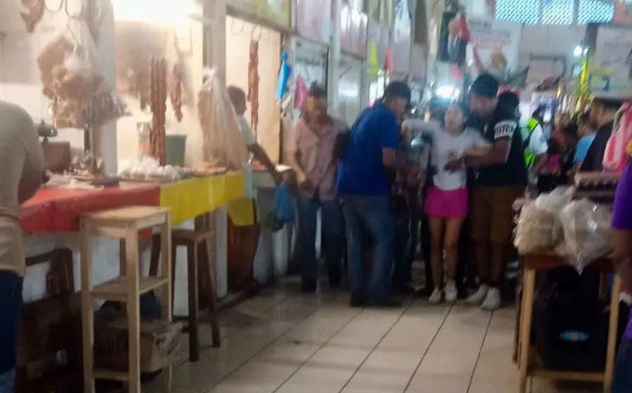 mano_mercado_trituradora