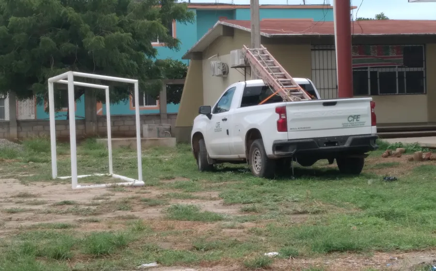 La actitud del personal de la empresa molestó a tutores y docentes; en respuesta, retuvieron un vehículo oficial.