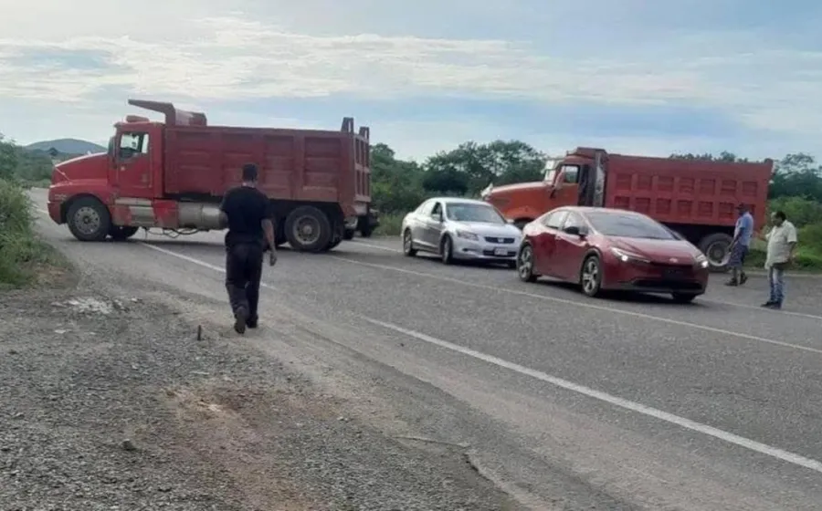 Unos 20 transportistas de la zona oriente del Istmo de Tehuantepec bloquearon durante tres horas la carretera Panamericana 190. Foto: Tomada de El Universal Oaxaca