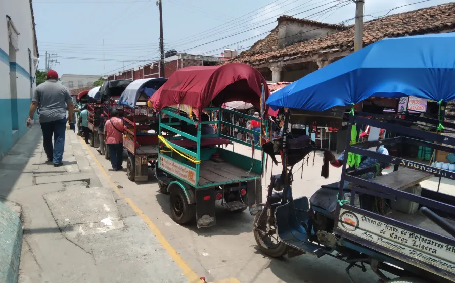 Motocarros ruidosos estresan a la población de Tehuantepec.