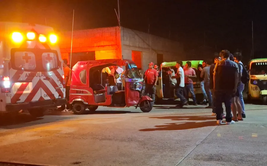 Una ambulancia llegó al lugar del accidente para brindar atención al menor lesionado.
