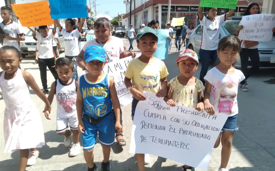 Personas deportistas exigieron un alto a la presunta invasión del predio que ocupa la unidad deportiva.