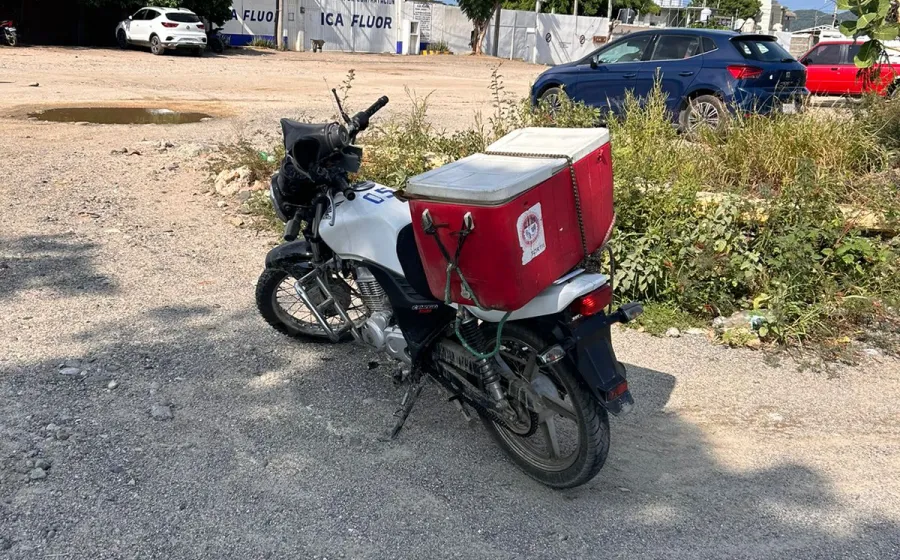 Un vehículo embistió a un mototortillero en la Calzada la Refinería a la altura de la colonia Bugambilias.
