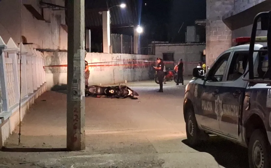 Los atacantes abandonaron la moto en el lugar y huyeron.
