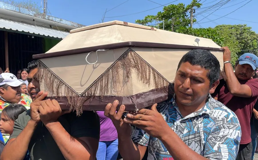 Momento de la dolorosa despedida de cuatro integrantes de una familia en un panteón de Juchitán. Foto: Amando Orozco 