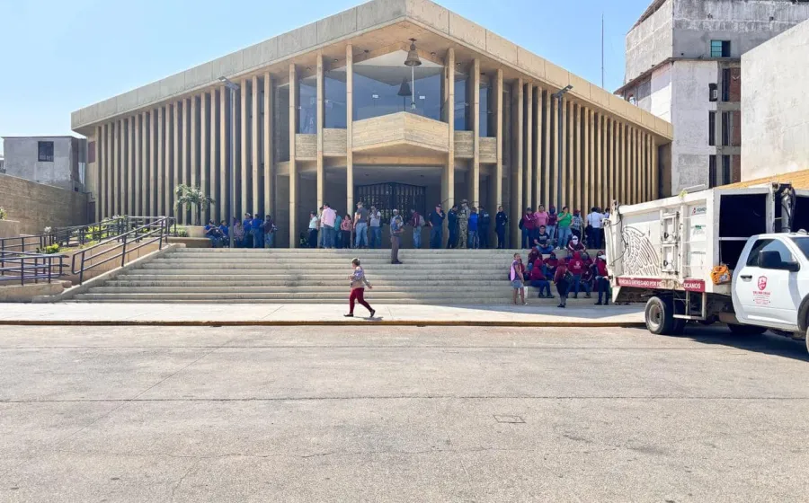 Trabajadores de Salina Cruz se manifestaron en el Palacio Municipal. 