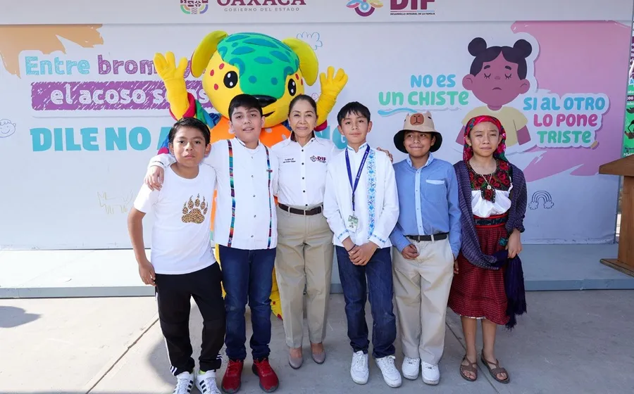 Junto a niñas y niños Impulsores de la Transformación, la Presidenta Honoraria del organismo estatal, Irma Bolaños Quijano y la titular de la Semovi, Yesenia Nolasco Ramírez encabezaron el banderazo de arranque de las unidades. Foto: Cortesía.