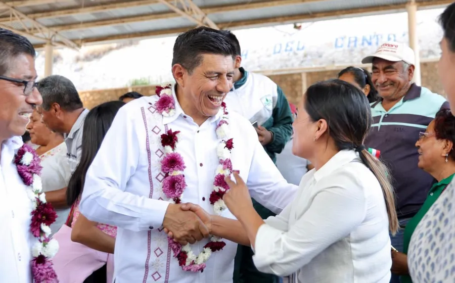 El Gobernador Salomón Jara Cruz hizo patente su respaldo a la educación como pilar del desarrollo. Foto: Cortesía.