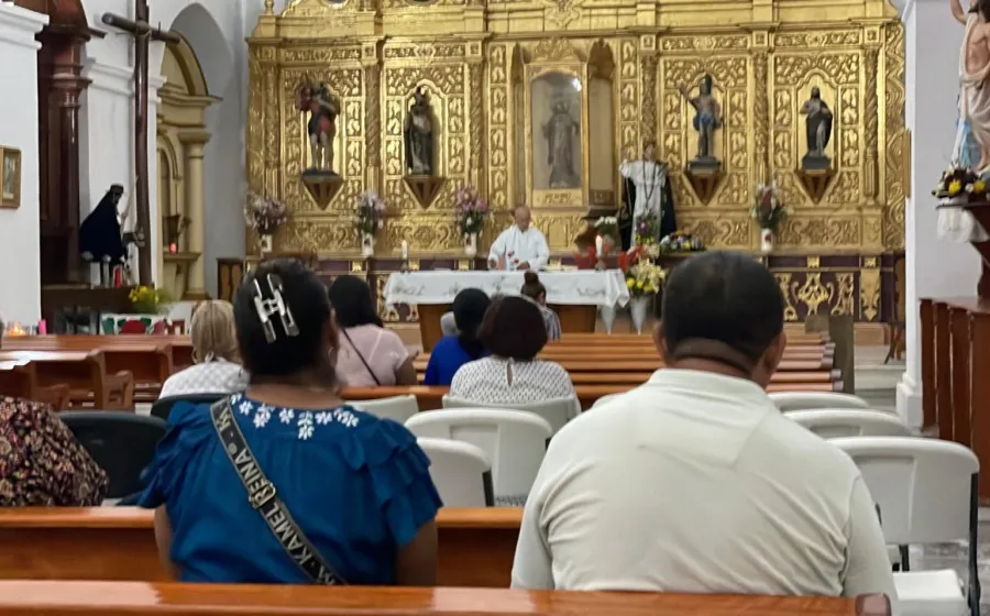 El padre Wilbert también invitó a los fieles católicos a que sigan orando por la salud del papa Francisco.
