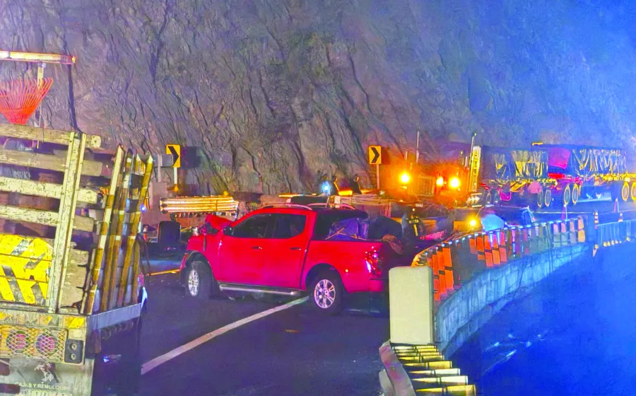Un muerto y siete lesionados dejó un choque entre camionetas en la supercarretera Oaxaca-Istmo.