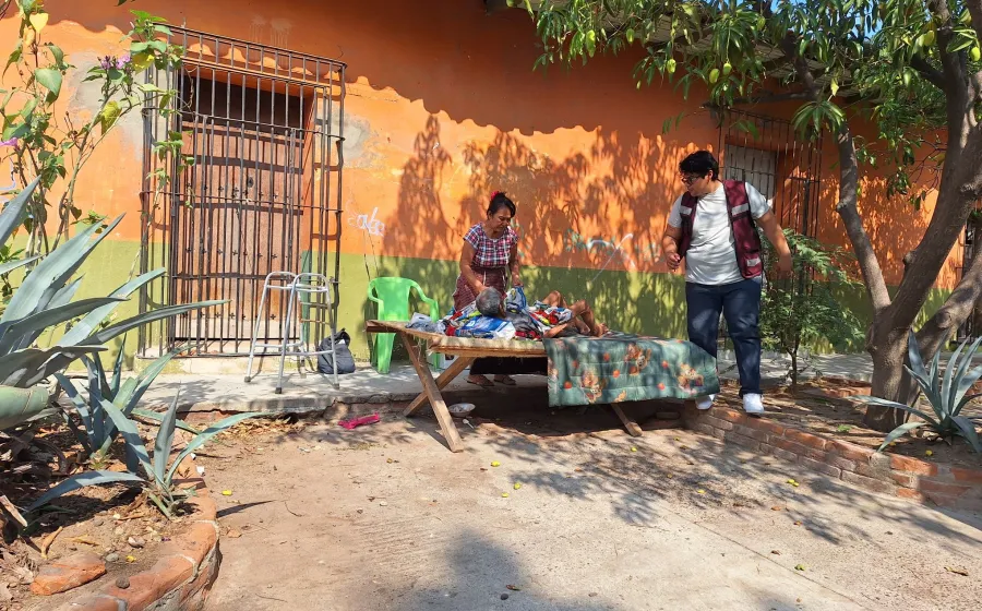 En condiciones deplorables, un abuelito fue abandonado en las calles del barrio Santa María.