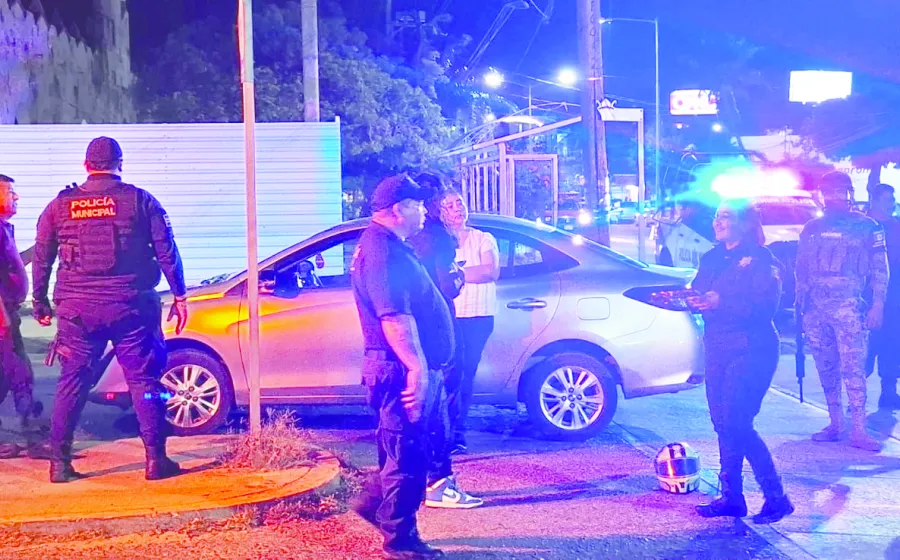Un automovilista y un motociclista chocaron la noche del sábado en el centro de Salina Cruz. Foto: Abigail Hernández 
