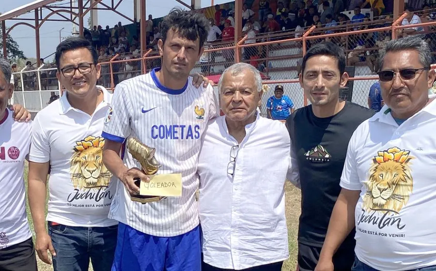 Vicente Morales recibió su premio de campeón goleador.