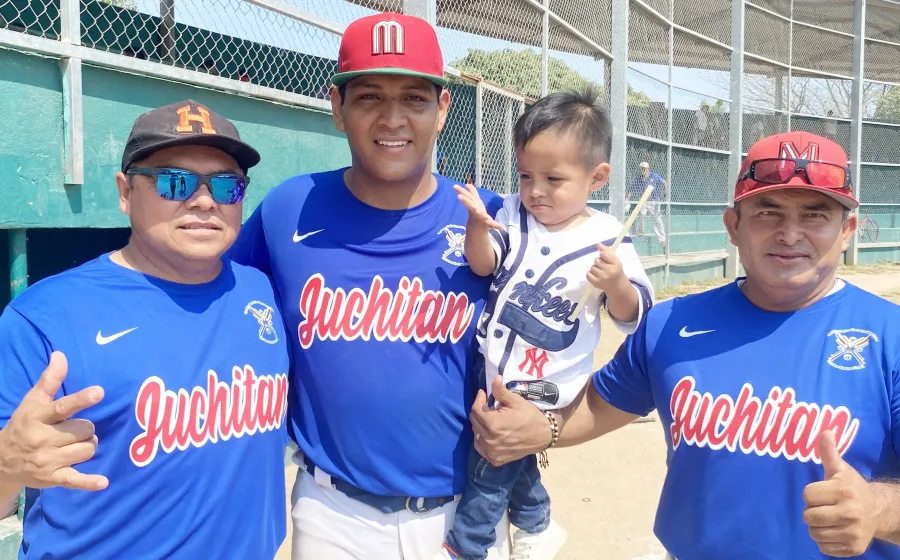David Ordaz fue el pitcher ganador del segundo juego, flanqueado por el mánager Jeremías Mendoza y Alejandro Pineda.