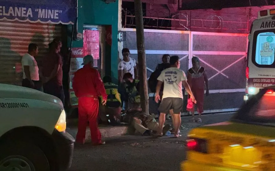 Con un tubo, el delincuente golpeó a su víctima hasta el cansancio.