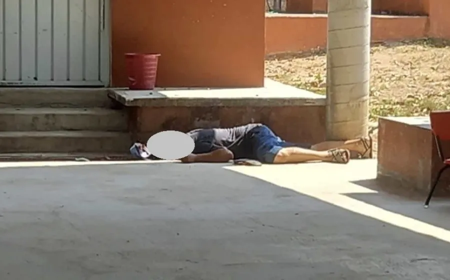 La víctima quedó tirada en el patio del jardín de niños, mientras los asesinos huyeron del lugar.