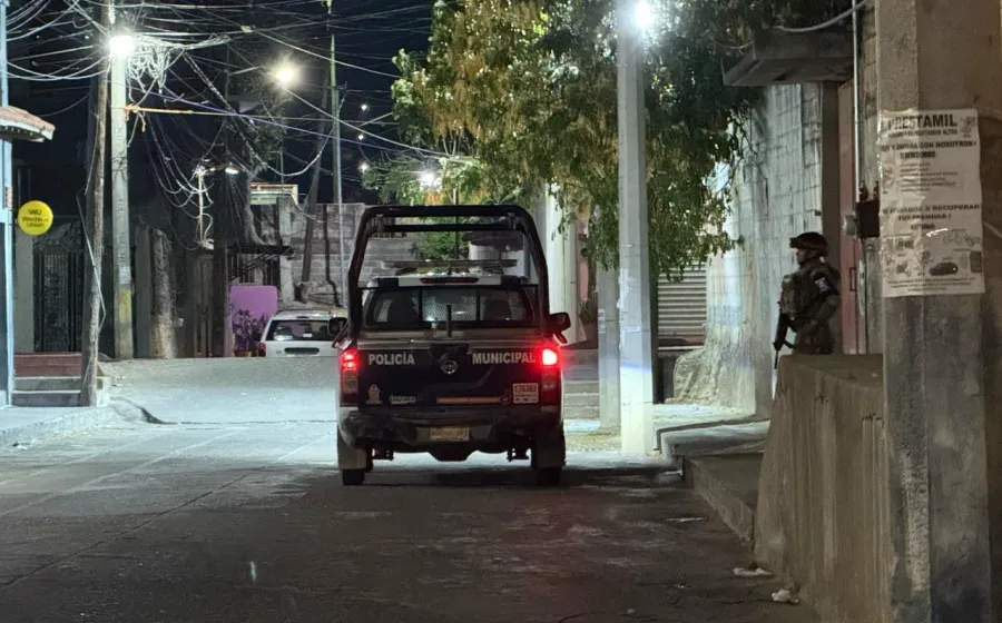 Policía Municipal y Marina bajaron la manta colgada en cercanías de una pizzería. 
