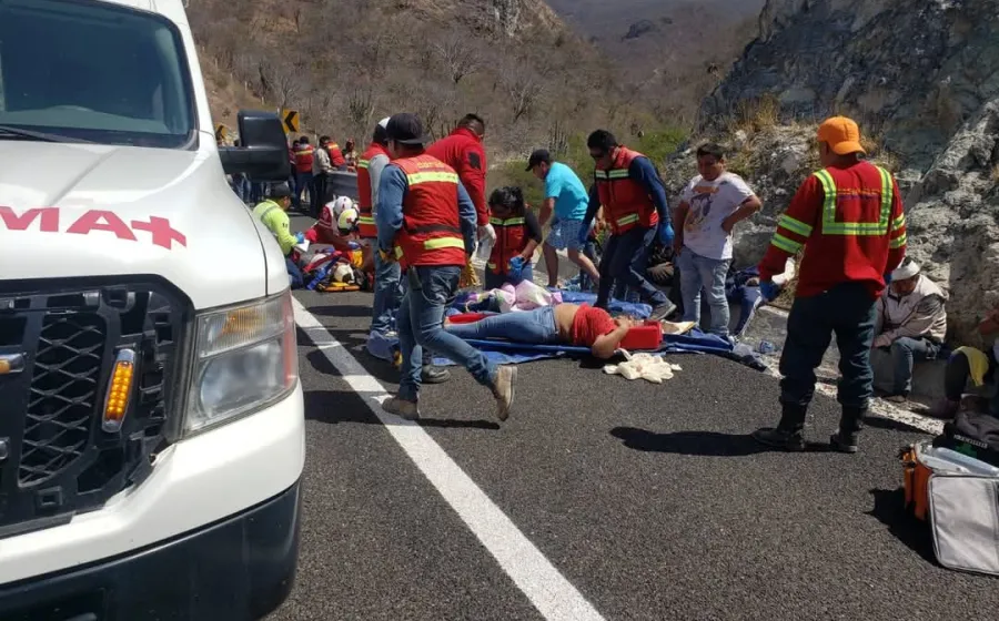  El autobús volcó fuera de la carretera tras sufrir una falla mecánica.