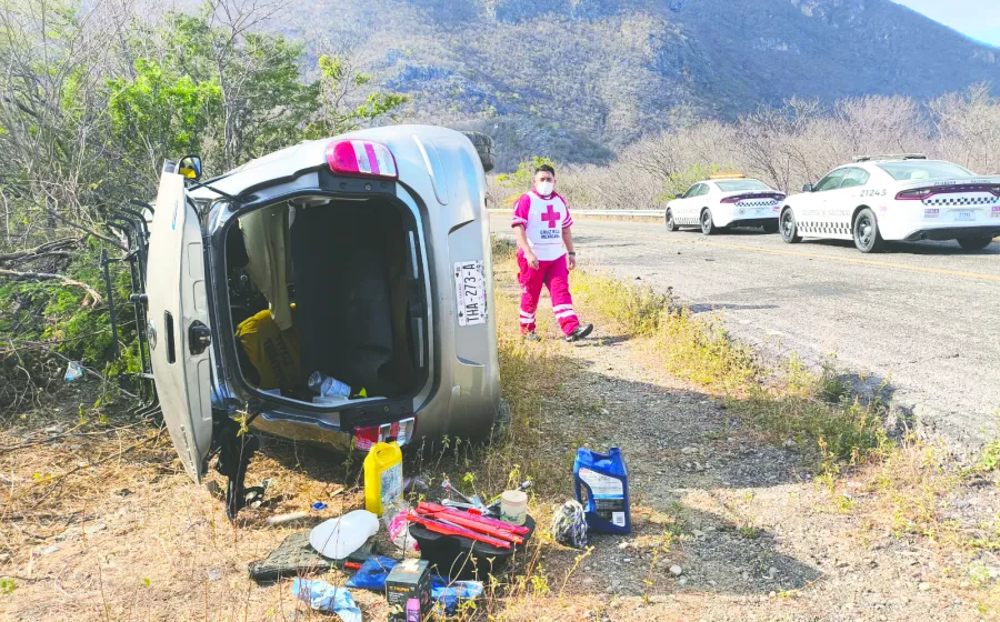 Tras el encontronazo, uno de los autos volcó fuera de la carretera.