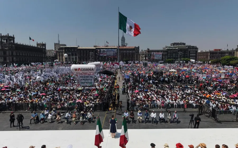 Unos 350 mil mexicanos asistieron ayer al Zócalo de la CDMX convocados por la Presidenta de la República. Foto: Cortesía.