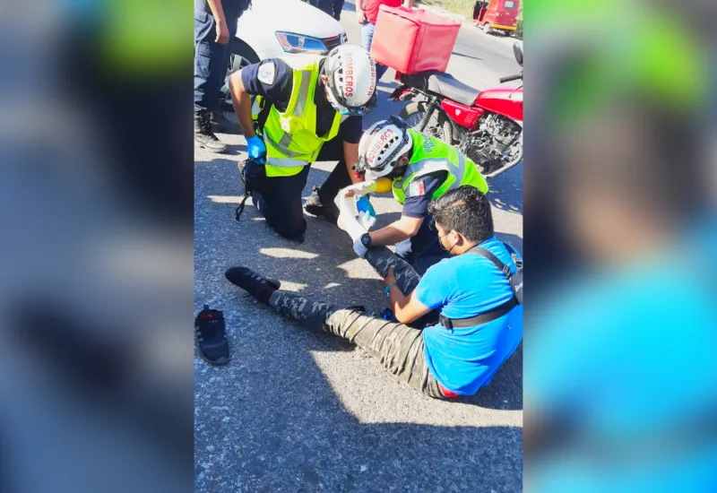 Motociclista accidentado recibe primeros auxilios