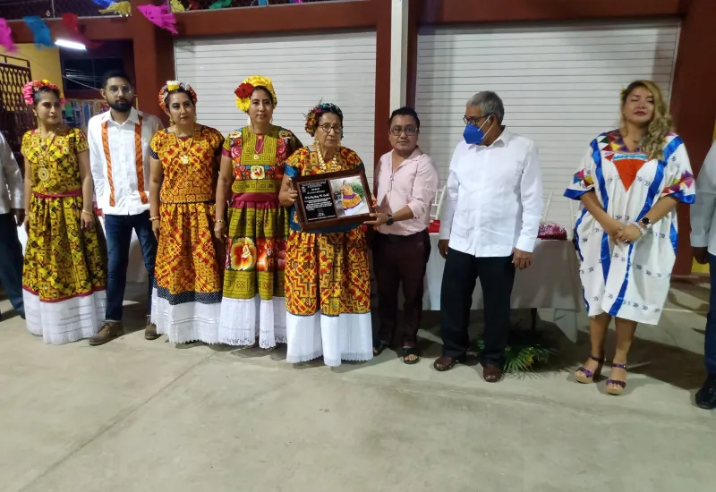 Na Eva recibiendo reconocimiento