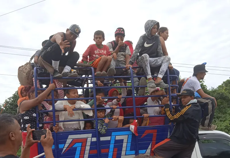 Migrantes en una camioneta.