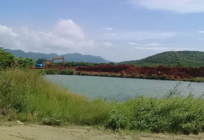 Cerro y lago