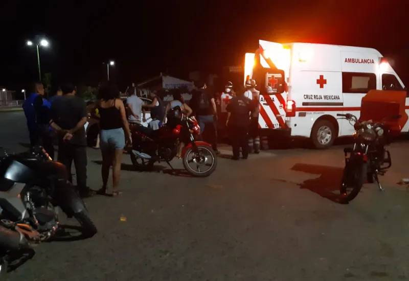 Ambulancia auxiliando a herido.