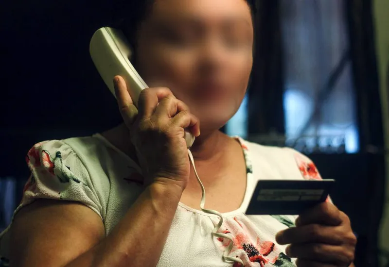 mujer-llamando-por-telefono