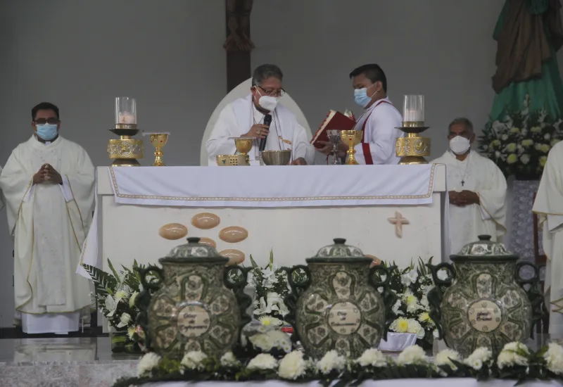 sacerdote-y-monaguillos