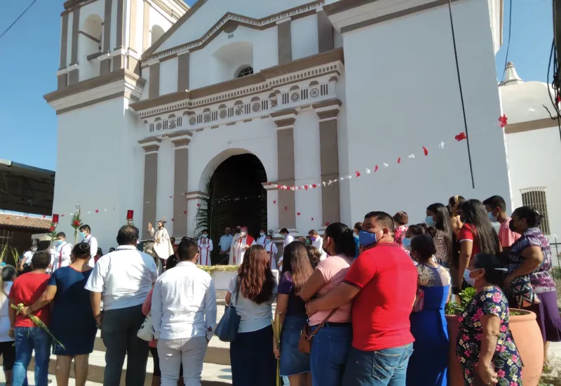catolicos-en-iglesia