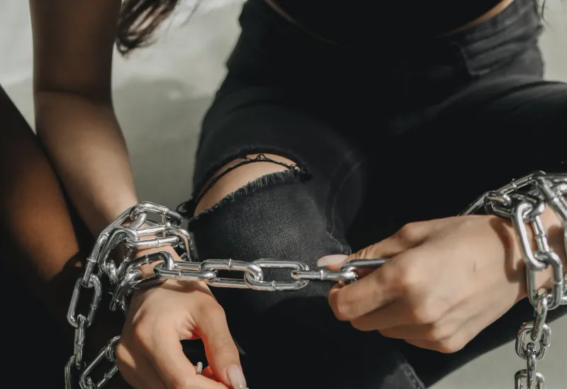 jovenes-con-cadenas-en-manos