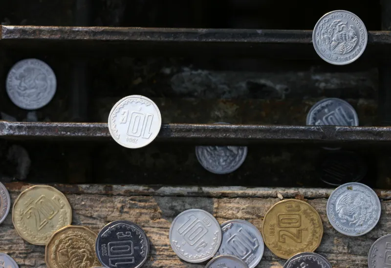 monedas-alcantarilla-centavos